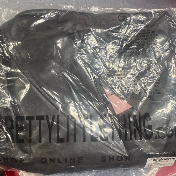 NWT Prettylittlething black faux leather ruched side tie sleeve cropped biker 6 - Picture 4 of 7